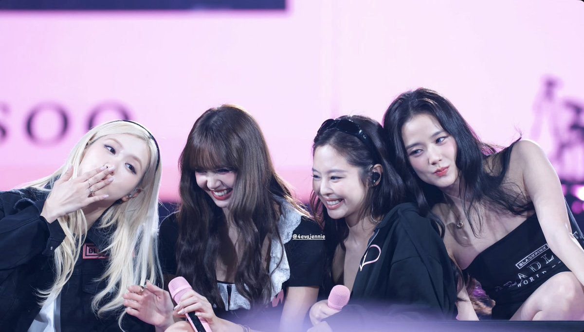 KINGTHEREALFIII's tweet photo. The girls we love the most https://t.co/x3Uy5lwMHn