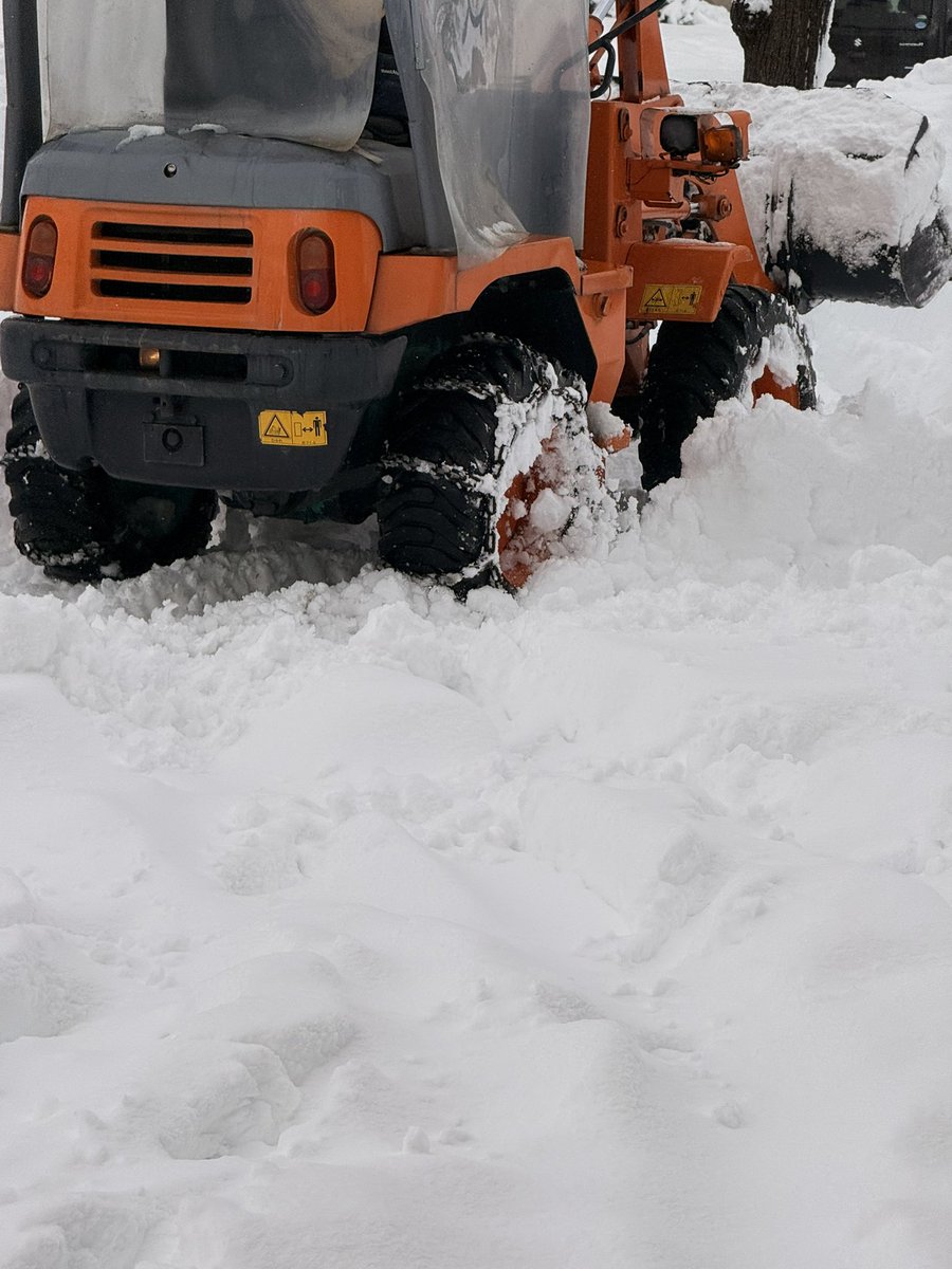 ooooliveeee's tweet image. 膝上くらいは積もってそうで、山に降るのはスキーとか潤って良いけど平地の積雪は辛い😓明日仕事だから駐車スペース何とかしなきゃ💪除雪関連の仕事の方、寒い中大変な作業だろうし感謝！これじゃ配送関連も届かないし遅延もありそう。
#雪