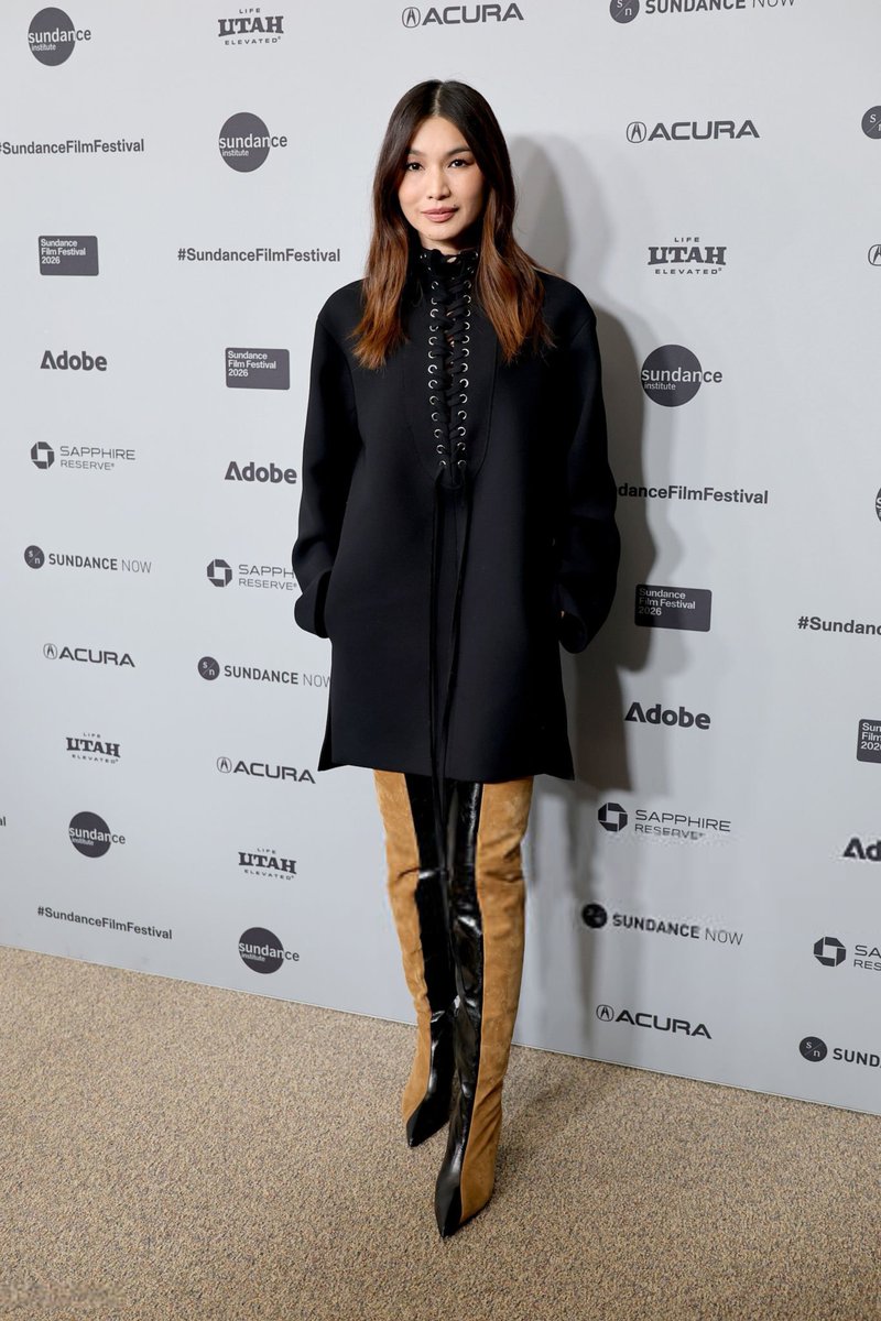 GemmaChanBr's tweet photo. Gemma Chan comparece à estreia de "Josephine" durante o Festival de Cinema de Sundance de 2026 no Eccles Center Theater em 23 de janeiro de 2026 em Park City, Utah. https://t.co/i9wuknxQgJ