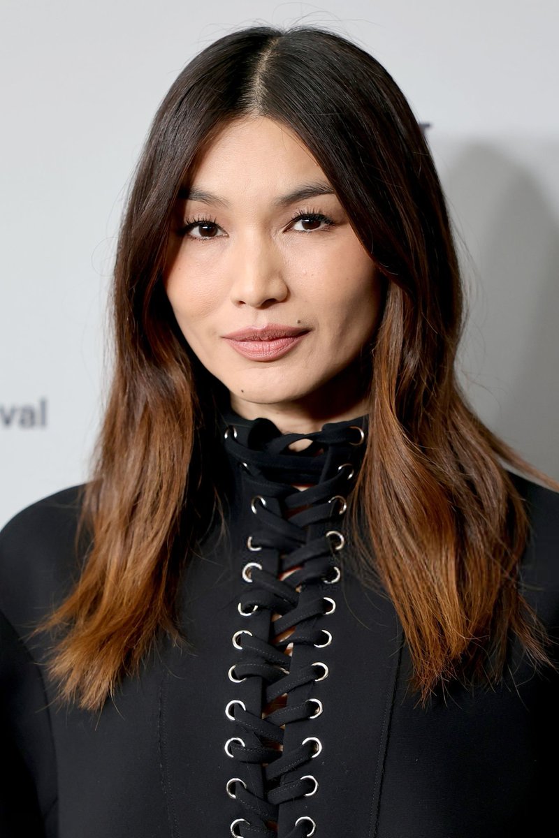 GemmaChanBr's tweet photo. Gemma Chan comparece à estreia de "Josephine" durante o Festival de Cinema de Sundance de 2026 no Eccles Center Theater em 23 de janeiro de 2026 em Park City, Utah. https://t.co/i9wuknxQgJ