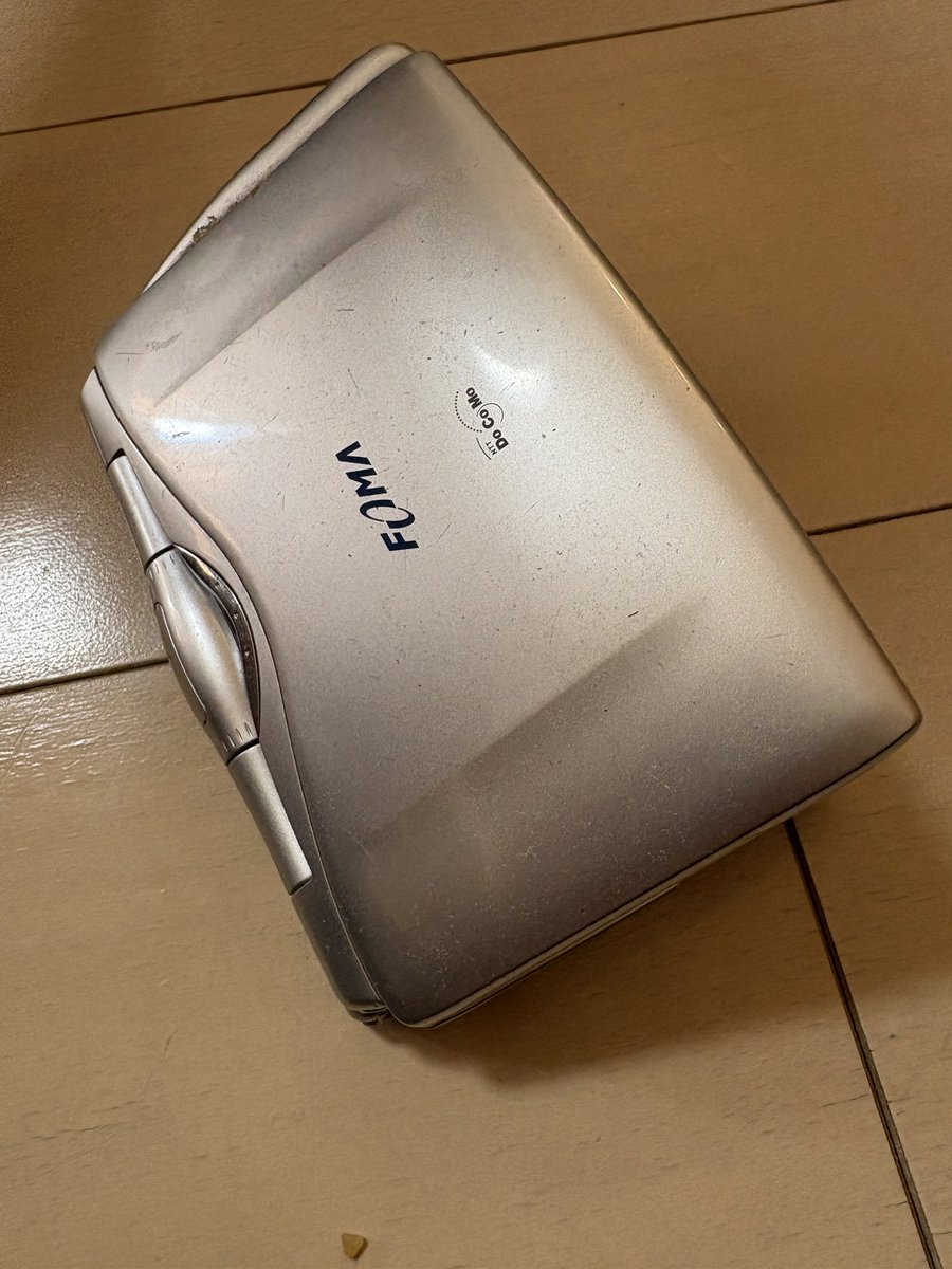 dash2u's tweet image. 趣味で集めてたドコモのガラケーモックアップ。次男のおもちゃにしてたけどボロボロなので廃棄予定📱

SH2101V（SHARP）はFOMA開始時の未来感全振り端末。（通話用子機もある）
SO213WR（たぶんSONY）はラジオ一体型の謎機種。

販売終了モックを店で見つけた時は興奮したなー。
#ガラケーモック