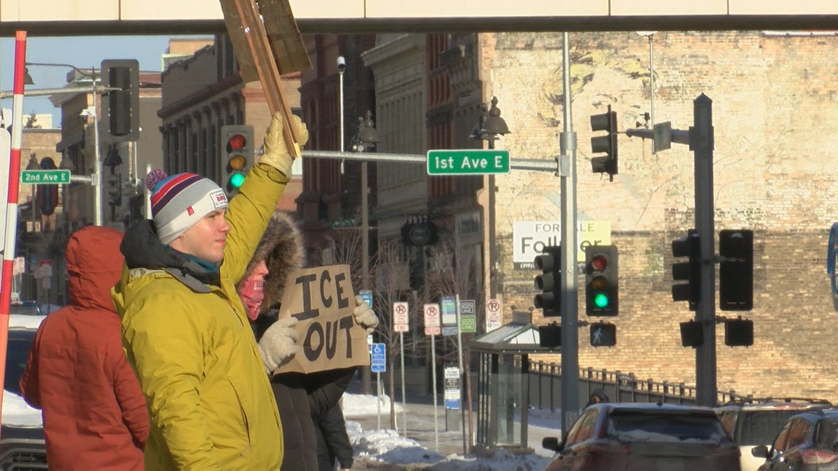 NorthernNewsNow's tweet image. Duluthians protest ICE after latest Minneapolis shooting, hold vigil for victims

northernnewsnow.com/2026/01/25/dul…