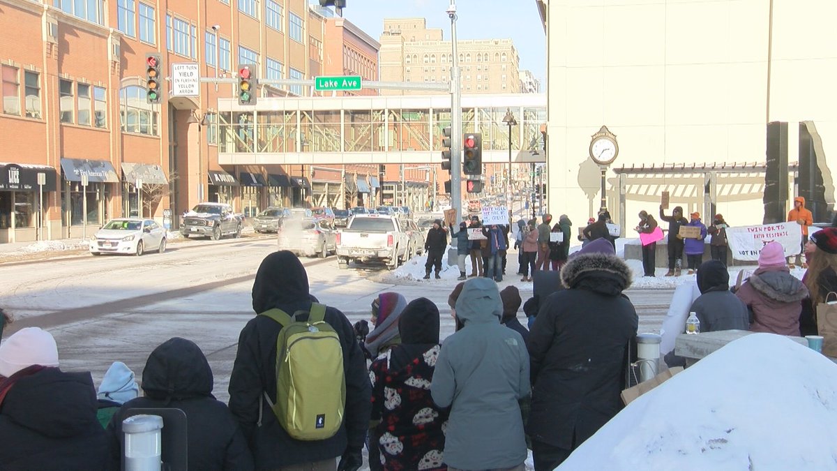 NorthernNewsNow's tweet image. Duluthians protest ICE after latest Minneapolis shooting, hold vigil for victims

northernnewsnow.com/2026/01/25/dul…
