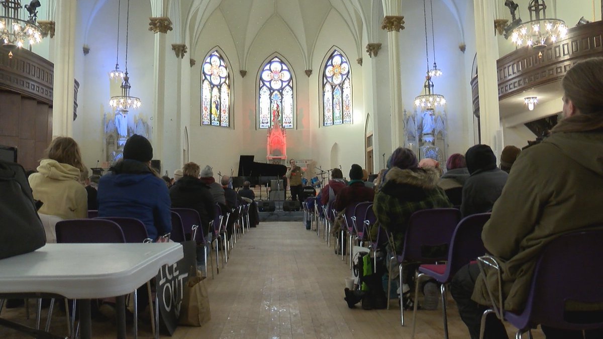 NorthernNewsNow's tweet image. Duluthians protest ICE after latest Minneapolis shooting, hold vigil for victims

northernnewsnow.com/2026/01/25/dul…