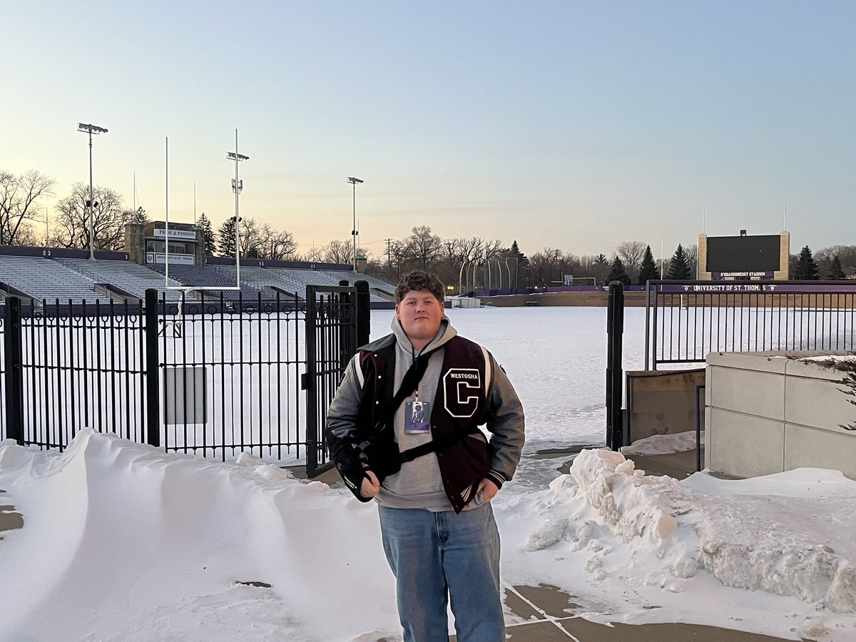 Camboz7774's tweet photo. Had an amazing time at @UST_Football today. Great atmosphere and coaches! Thank you to @CoachNickleson for inviting me. @Coach_Caruso @jay_macintyre11 @AaronHaigler @OLMafia
 @WestoshaFBall https://t.co/5c4hO5kxhO