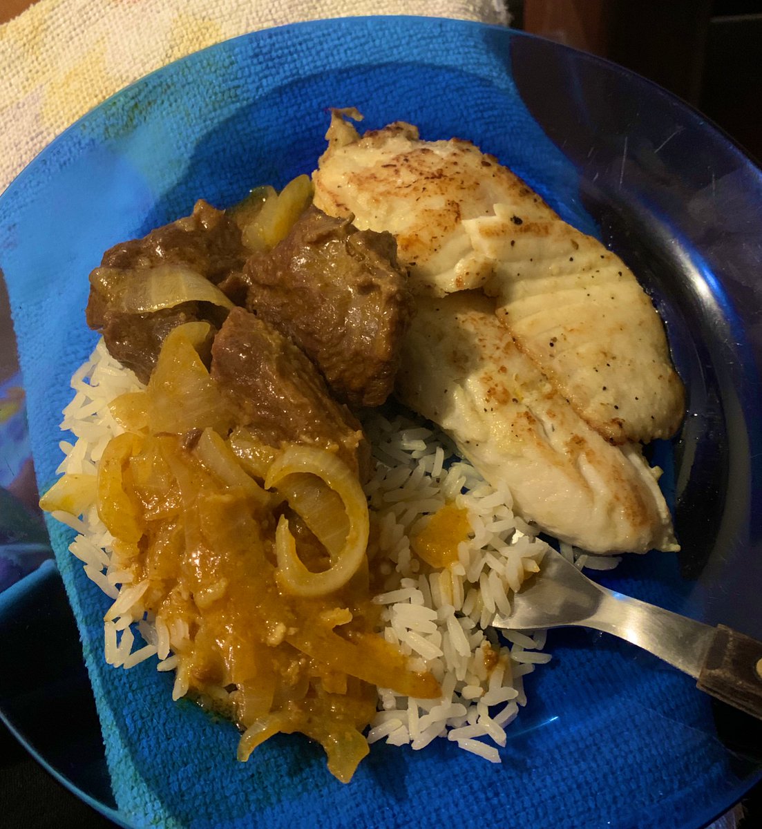 Capatxt's tweet image. Eu tô emagrecendo muito rápido, será que era inchaço? Ou é a paz antes da guerra? Ou os dois? 🍏
Minha jantinha foi essa, peixe, carne cozidinha pela minha mamis e arroz novinho. Tudo muito gostoso, bati a meta de proteína.
Consumi 900kcal no dia, sem treino.