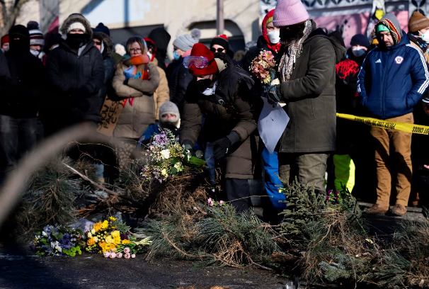 digontomahmud6's tweet photo. Crowds gather at memorial for Alex Pretti in Minneapolis
More news 👉 https://t.co/iF6NfyLYqf

Crowds are gathering Saturday around a memorial for Alex Pretti in the bitter cold in Minneapolis, lighting candles, 
#alexpretti #minneapolisshooting #ice #cbp #afge #news #voterrolls https://t.co/d3SbsecWzb