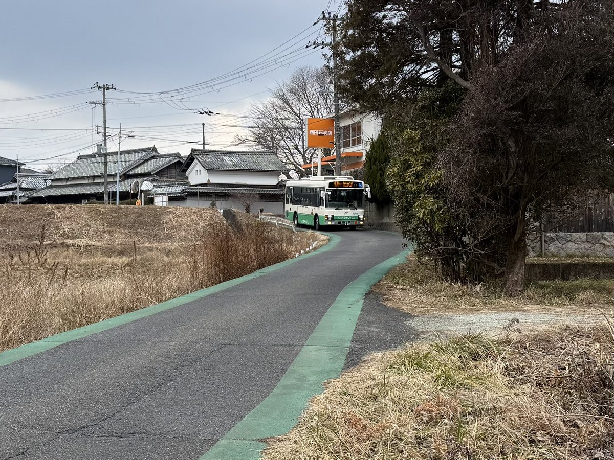 NorishioPunch's tweet photo. 奈良市並松バス停
天理行きと榛原駅北口行き
#奈良交通 https://t.co/cQ5E5TEgzs