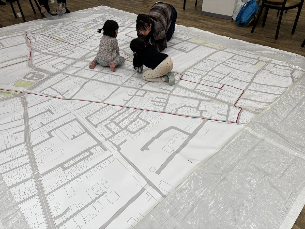 #東大和市駅 周辺のまちづくりイベント会場へ。子ども達が、ガリバーマップにお店を配置し、お花などを描いてくれていました。
市民の皆さまのお声を聞きながら、参加してくれた子ども達がふるさとと思って大好きになってくれる駅前を実現していきたいと思いました！
#東大和市 #まちづくり