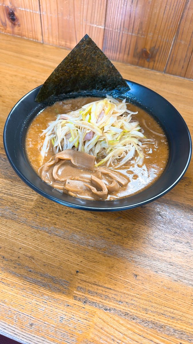 本日より裏メニュー「ネギ味噌ラーメン」です
「味噌勘助ラーメン」の食券を購入していただき、「ネギ味噌で」とお伝え下さい
よろしくお願いします