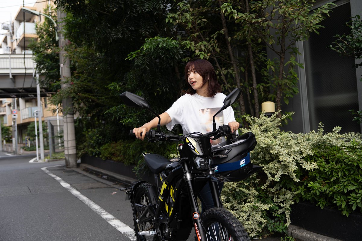 SUR_RON_JP's tweet image. 街中では、“パワー”より“扱いやすさ”。

押し歩き、方向転換、ちょっとした停車――

電動バイクは、そんなシーンでこそ実力を発揮します。

軽快な Light Bee

存在感がありつつ意外と扱いやすい Ultra Bee。

毎日の移動に、余裕と楽しさを。

#Surron #サーロン

#LightBee #UltraBee

#街乗りバイク