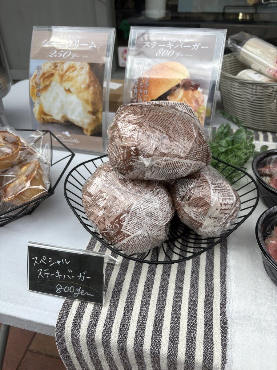 nishima46977652's tweet image. 本日主催者のいないマルシェ開催中です!

CafeBARは14:30-オープンです!
レストランは満席となっております🙇‍♀️

本日限定バナナタルト販売中です🍌￥450
本日限り数量限定でございます😊

ご来店お待ちしております⚓️🌊