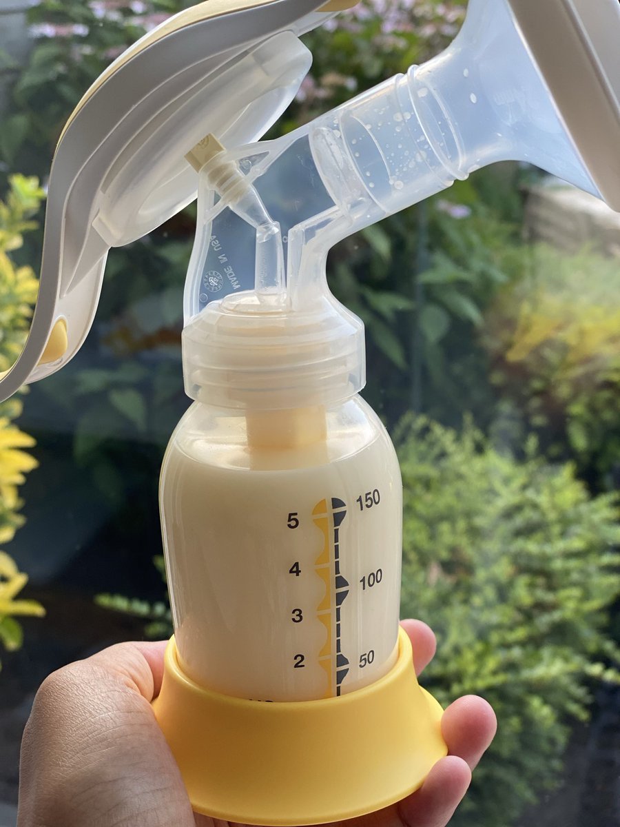Denald's tweet photo. 2025 adlh tahun perayaanku krn perjalanan 10 tahun rangkaian hamil, melahirkan, menyusui selesai sudah.

5 kehamilan.
2 keguguran &amp; 3 bayi dilahirkan selamat.
Semua anak direct breastfeeding sampai mereka selesai sendiri.

ASI yg dipompa ini, lalu dicampur air untuk mandi bayi. https://t.co/GfG6EhFj8Z