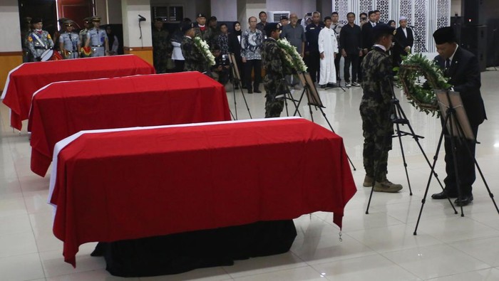 detikcom's tweet photo. #Foto Kementerian Kelautan dan Perikanan (KKP) menggelar upacara pelepasan tiga jenazah pegawai KKP yang menjadi korban kecelakaan pesawat ATR 42-500.

>> https://t.co/jDiX5SyF73

Foto: ANTARA FOTO/Muhammad Iqbal https://t.co/YUloPbEIWS