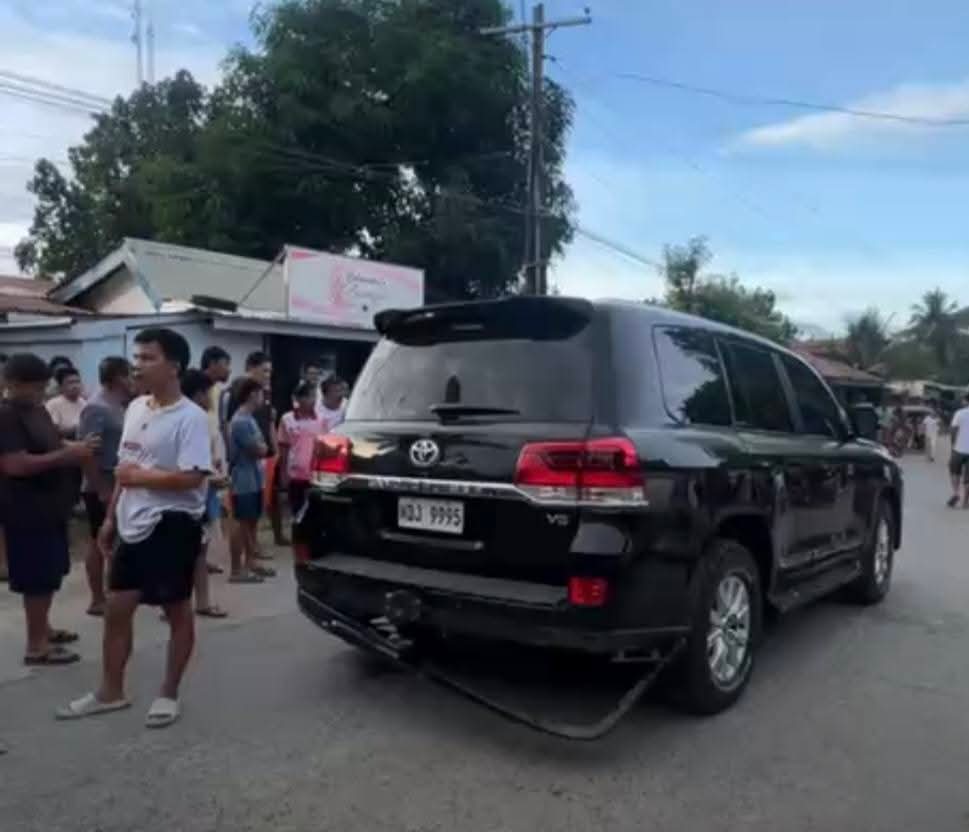 Marteecu's tweet photo. A video circulated showing a Land Cruiser owned by a mayor in Maguindanao del Sur taking a direct hit from an RPG-7 and still managing to drive away from the engagement area. No one inside the Land Cruiser was killed. A marketing opportunity for Toyota right here 💀 https://t.co/NyiZAH0l6p