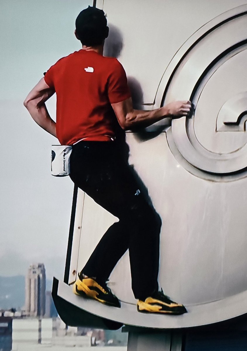 jwelbes's tweet image. How did @netflix book this dangerous climb with peppy, yapping commentators? 
How about whispering golf-tourney-like announcers? Mostly silent. An occasional, quiet comment. 
#Skyscrapperlive 
🙏🏻