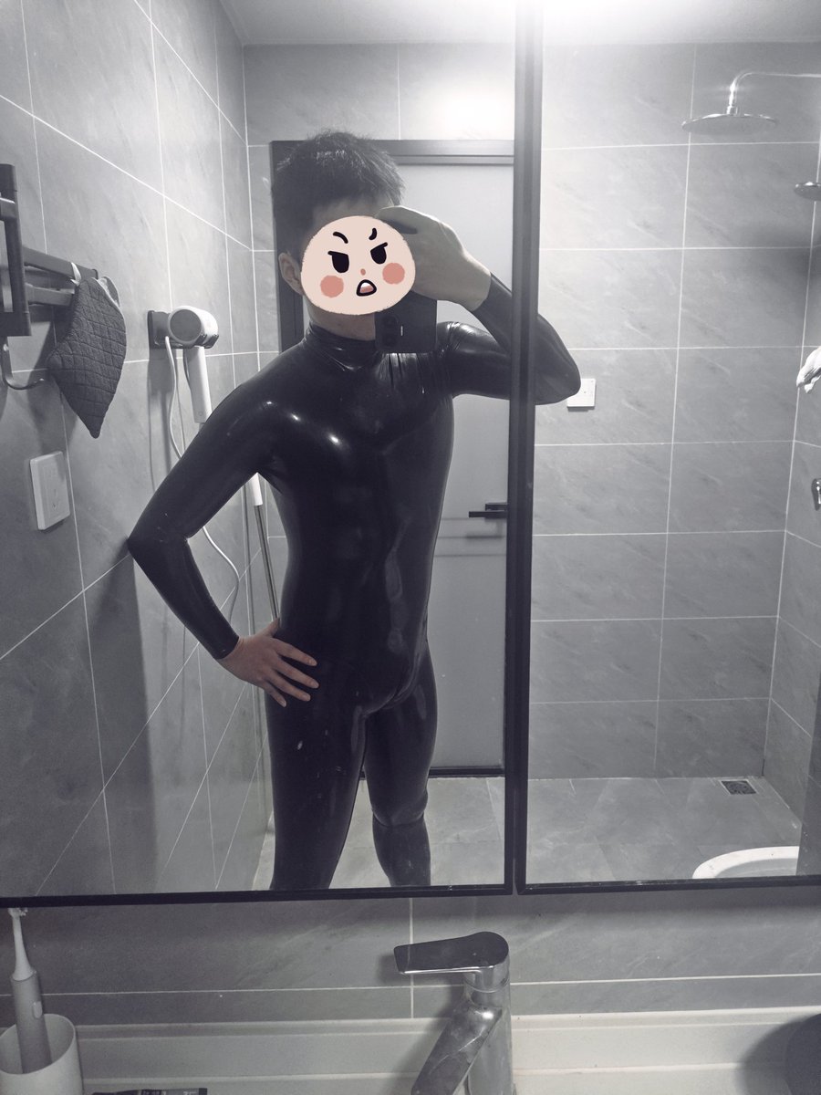 latexze's tweet photo. 身材不好已经已经尽力凹了，什么时候才能练出大佬们的宽肩窄腰呢
＃latex ＃rubber ＃乳胶衣 https://t.co/mawg5Tc91r