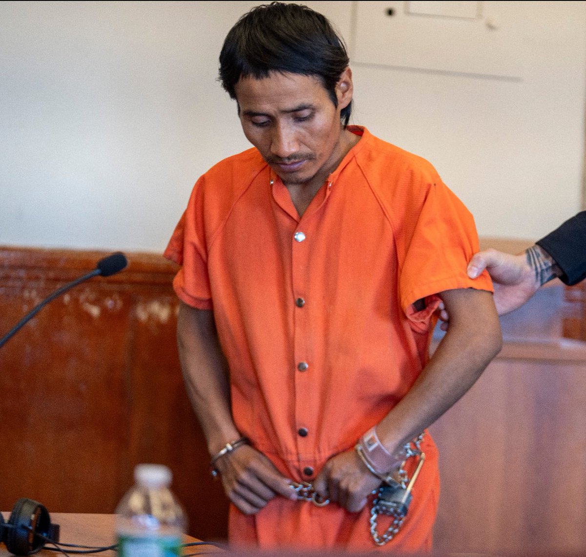 JewsFightBack's tweet image. 🚨 HE SHATTERED HER SKULL AND NEW JERSEY LET IT HAPPEN 🚨

An 8-year-old Jewish girl.
On a school bus.
Coming home from a field trip.

Now her skull is fractured.
Titanium plates and screws in her face.
Because an illegal alien threw a rock through the window from a highway…