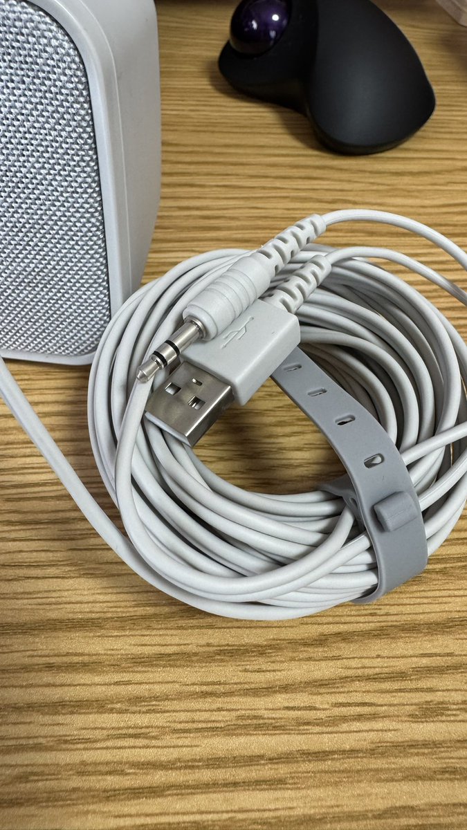 a1ma's tweet image. audio-technica MIMIO を購入
用途はモニターに差してpcとSwitchの音出し
aux刺すだけのステレオ仕様でケーブルは5mあり電源はUSBからだけどソケットは用意されてないので各自で用意するタイプ
jamboxと比べてもそこまで嵩張らないし五千前後なら満足している