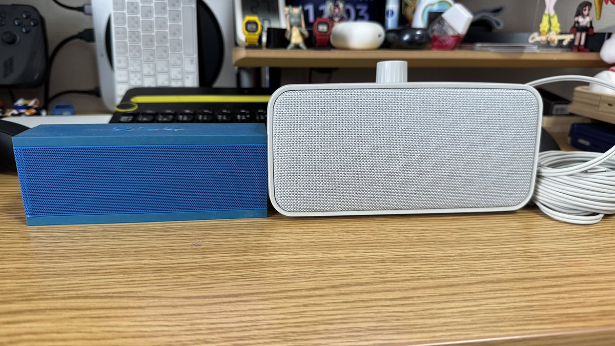 a1ma's tweet image. audio-technica MIMIO を購入
用途はモニターに差してpcとSwitchの音出し
aux刺すだけのステレオ仕様でケーブルは5mあり電源はUSBからだけどソケットは用意されてないので各自で用意するタイプ
jamboxと比べてもそこまで嵩張らないし五千前後なら満足している