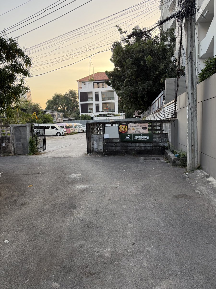 พื้นที่ลานจอดรถนะคะ