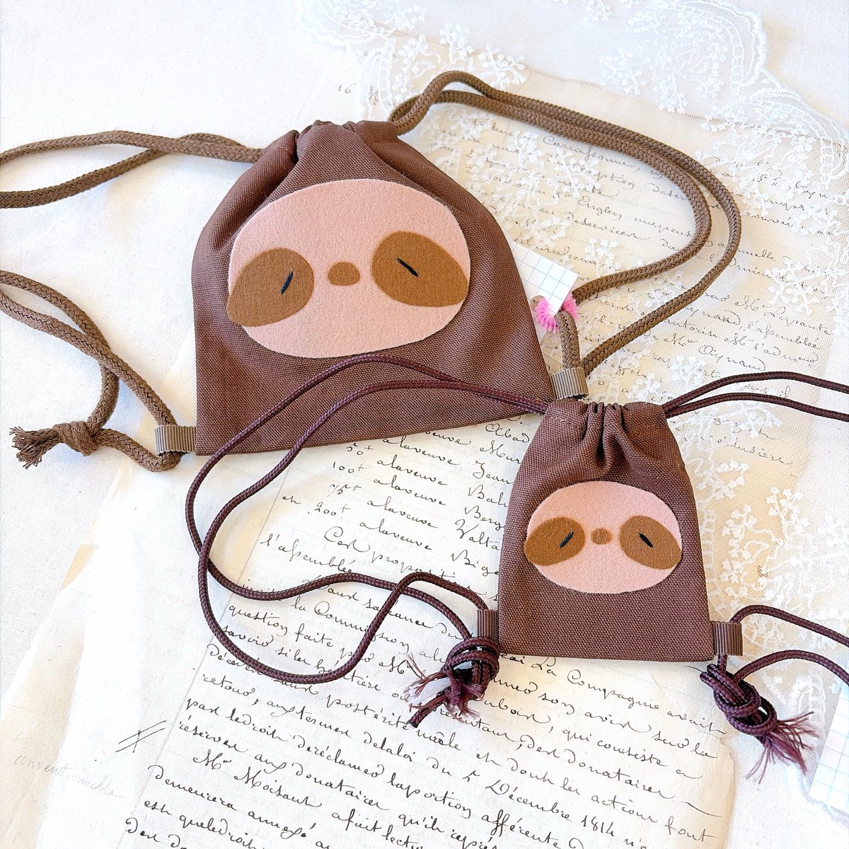 ˗ˏˋ キャルルのナマケモノパーティ2026 ˎˊ˗

ナマケこモノさん
<a href="/namakecomono/">ナマケこモノ🦥</a> 

ぬいぐるみに使ってもらえるちーちゃいナップサックやバッグ、人間用に巾着とバッグを納品して下さいました🦥💛

他の作品はこちら👇🏻
#キャルル48 #キャルル_ナマケこモノ
↓