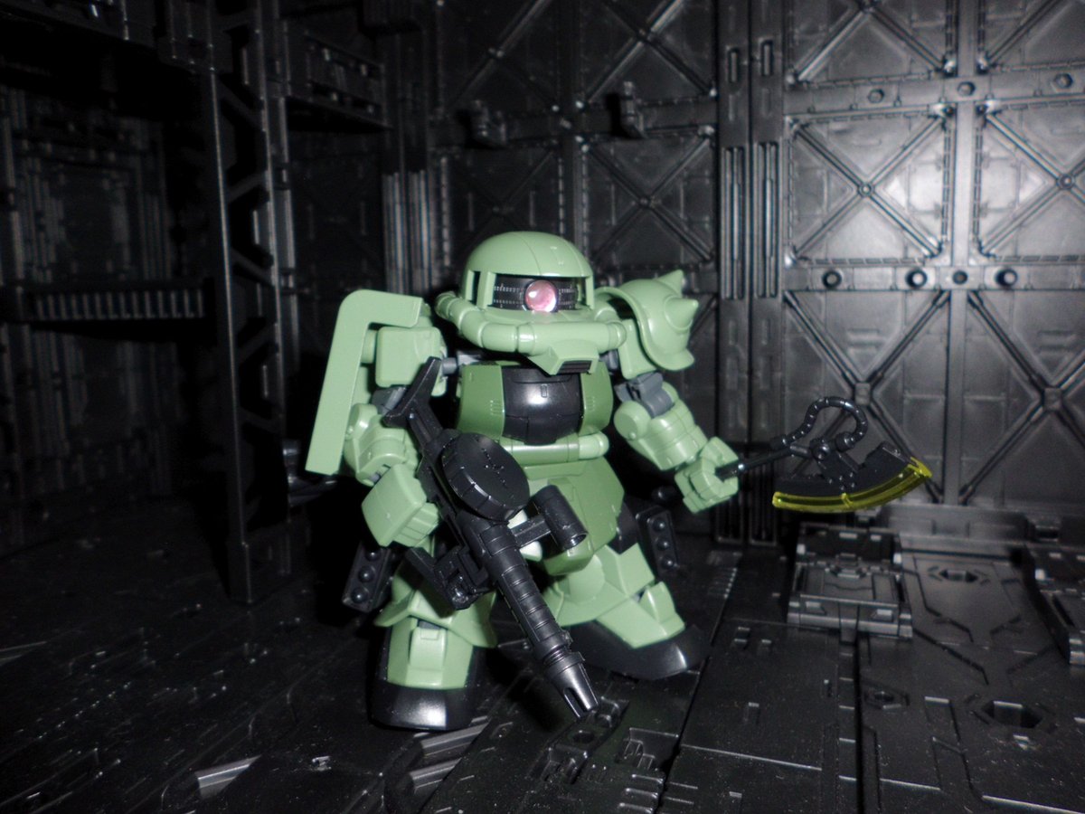 今年初組みプラモのSDCSザクⅡ。個人的な好みで上半身CSフレーム、下半身SDフレーム使ってます。近所のリサイクルショップでお安く買えたけど出来良くて満足 