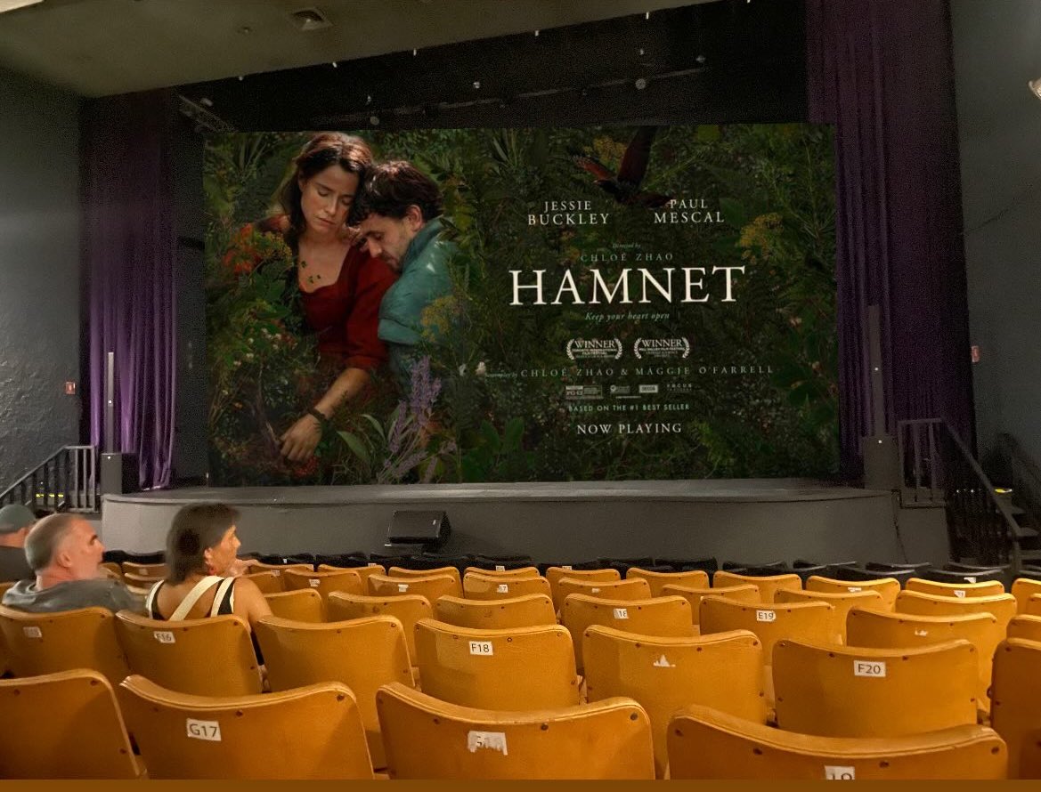 Una película profundamente hermosa y emotiva en el más amplio sentido. No se la pierdan, cine de gran nivel, quedé con el corazón y el espíritu en íntima felicidad. “Hamnet”, de Chloé Zhao. En el CineArte de #VinadelMar, siempre! 📽️