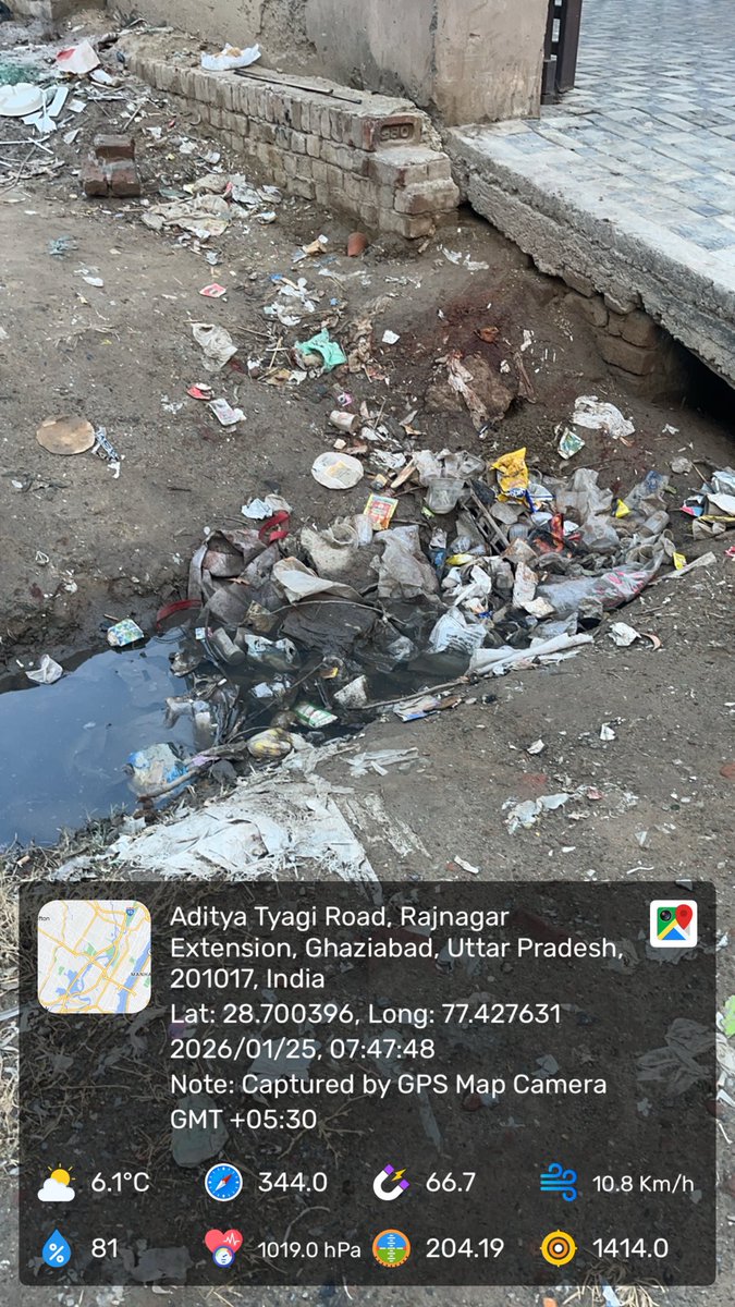 Hisinghritesh's tweet photo. @gdagzb @MoHUA_India ग्रीन व्यू और फॉर्च्यून प्राइम सोसाइटी के पास, सड़क किनारे विक्रेता कचरा फेंक रहे हैं, उनके लिए कोई नियम-कानून नहीं हैं? न तो सफाई होती है और न ही कचरा इकट्ठा किया जाता है। https://t.co/wqQq7YRESy