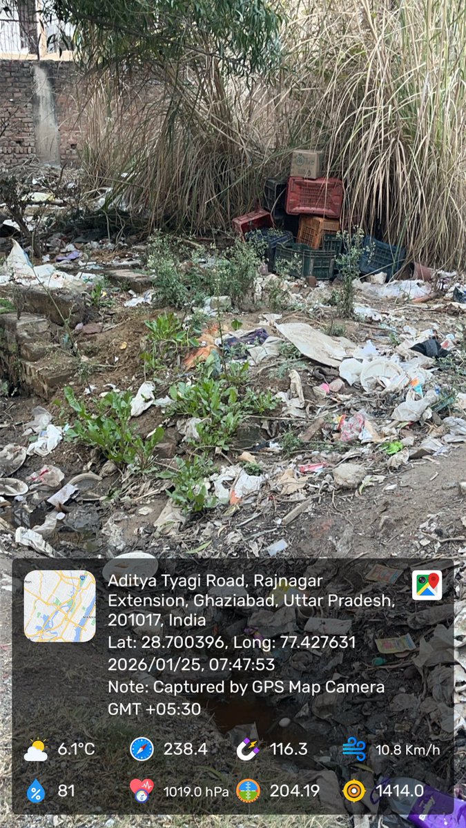 Hisinghritesh's tweet photo. @gdagzb @MoHUA_India ग्रीन व्यू और फॉर्च्यून प्राइम सोसाइटी के पास, सड़क किनारे विक्रेता कचरा फेंक रहे हैं, उनके लिए कोई नियम-कानून नहीं हैं? न तो सफाई होती है और न ही कचरा इकट्ठा किया जाता है। https://t.co/wqQq7YRESy