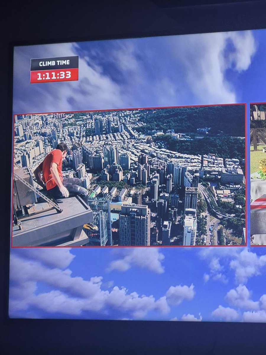 TanSoloDaniela's tweet photo. This makes me dizzy just looking at it. I feel like I’m gonna fall out of bed.

#Skyscraperlive 
#Skyscrapperlive 
#RascacielosEnVivo https://t.co/YoxZInLz2W