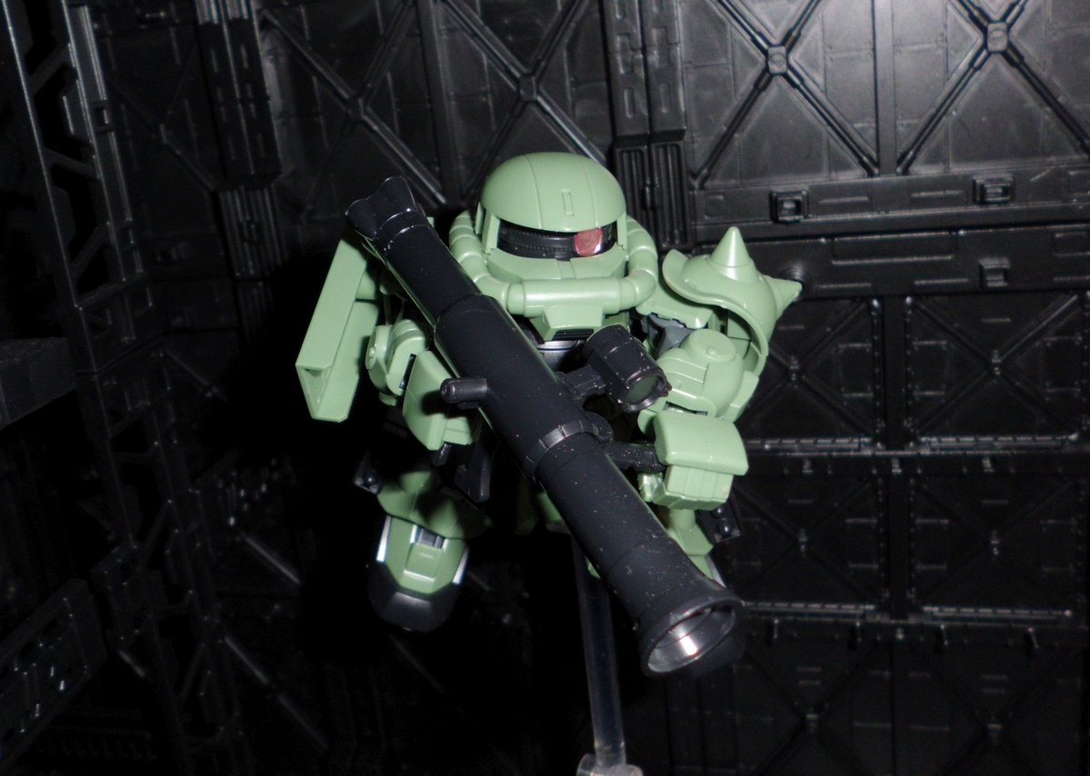 今年初組みプラモのSDCSザクⅡ。個人的な好みで上半身CSフレーム、下半身SDフレーム使ってます。近所のリサイクルショップでお安く買えたけど出来良くて満足 