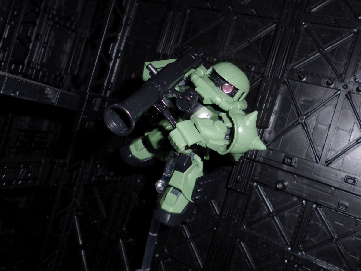 今年初組みプラモのSDCSザクⅡ。個人的な好みで上半身CSフレーム、下半身SDフレーム使ってます。近所のリサイクルショップでお安く買えたけど出来良くて満足 