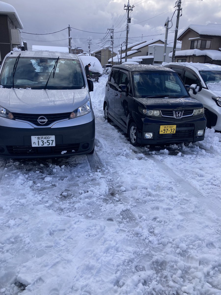 AKIDAI_jp's tweet photo. #大寒波
 #大雪
 #金沢市
朝から2時間30分かけてようやく車が出せるまでに除雪し終わった...。
もう息切れが半端ない

https://t.co/d5U4aZvt7q https://t.co/LID0zzEuKP