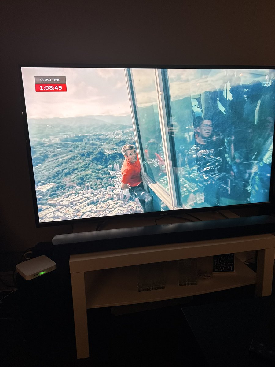 corymarksmusic's tweet photo. 1400ft up and 300+ to go! #skyscraperLIVE #GoAlexGo https://t.co/xq1R51ZsR1