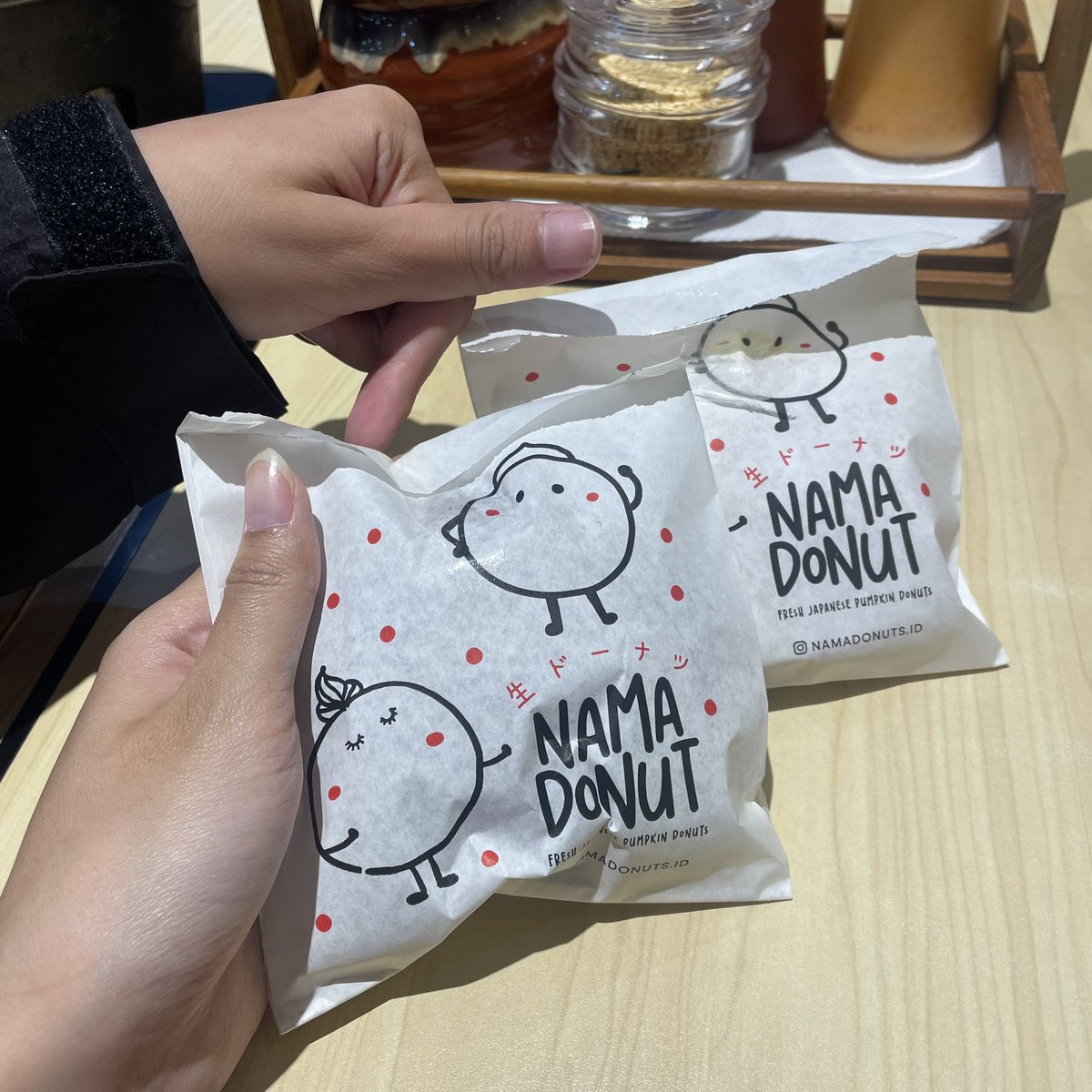 wianderlust's tweet photo. Baru sempat ngepost ini tapi aku happy sekali pas lagi rewel rewelnya mau mam donat, pacarku siap sedia nemenin mam berbagai macam donat mau itu hari kerja atau hari libur. 🥹❤️ Aku sayang sekali sama my Eyooow! https://t.co/gZylPeAcKv