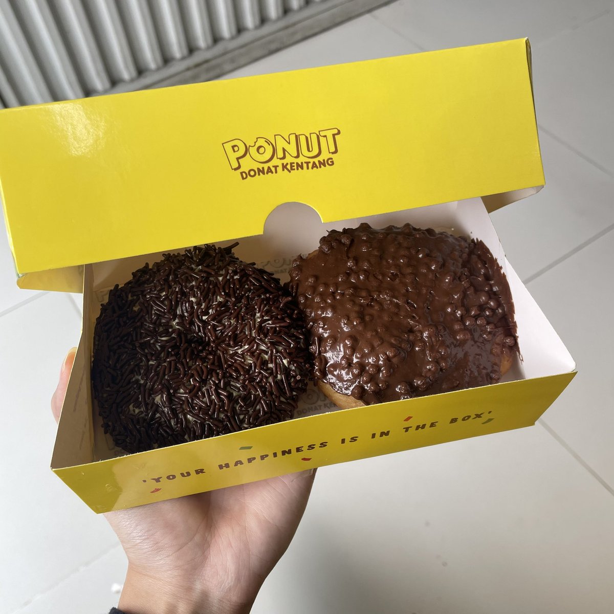 wianderlust's tweet photo. Baru sempat ngepost ini tapi aku happy sekali pas lagi rewel rewelnya mau mam donat, pacarku siap sedia nemenin mam berbagai macam donat mau itu hari kerja atau hari libur. 🥹❤️ Aku sayang sekali sama my Eyooow! https://t.co/gZylPeAcKv