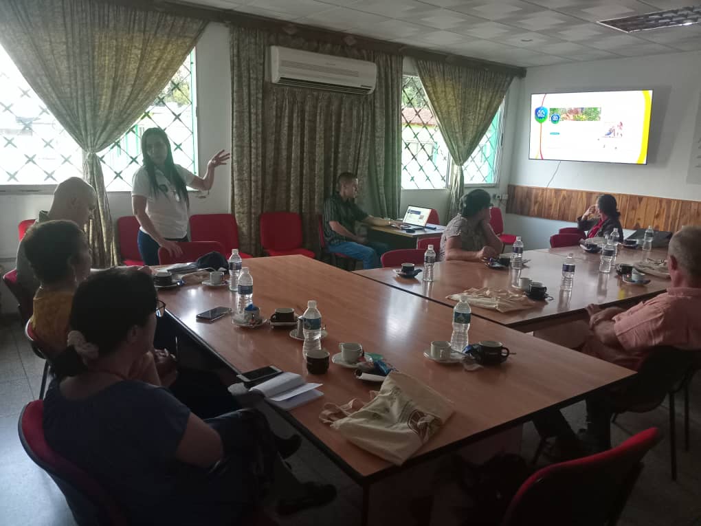 Visita la Estación Experimental de Pastos y Forrajes Indio Hatuey la delegación del CATIE y del Asdi como parte del recorrido del proyecto CIENPINOS.
#IndioHatuey #CATIE #ASDI #CIENPINOS