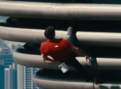 Alex Honnold se colgo solo con las piernas en el Taipei 101, ESTA ENFERMO, ES LA MALDITA CABRA