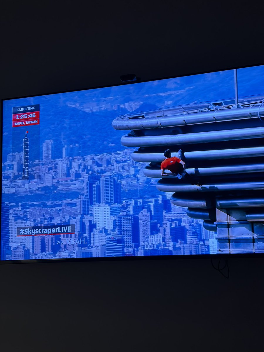 TeslaRetiree's tweet photo. “He’s playing with our emotions at this point” - Alex Honnold casually resting on top of Taipei 101 with no hands and ropes. https://t.co/nAV0XTREx8