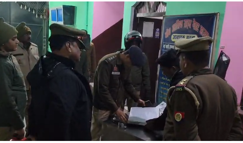 bstvlive's tweet photo. अम्बेडकरनगर : 26 जनवरी के पहले अलर्ट पर पुलिस

➡ होटल, ढाबों पर चलाया चेकिंग अभियान
➡ गेस्ट हाउस में ठहरने वालों के खंगाले डिटेल

#Ambedkarnagar #PoliceAlert #SecurityChecks @ambedkarnagrpol https://t.co/WK72rkPutd