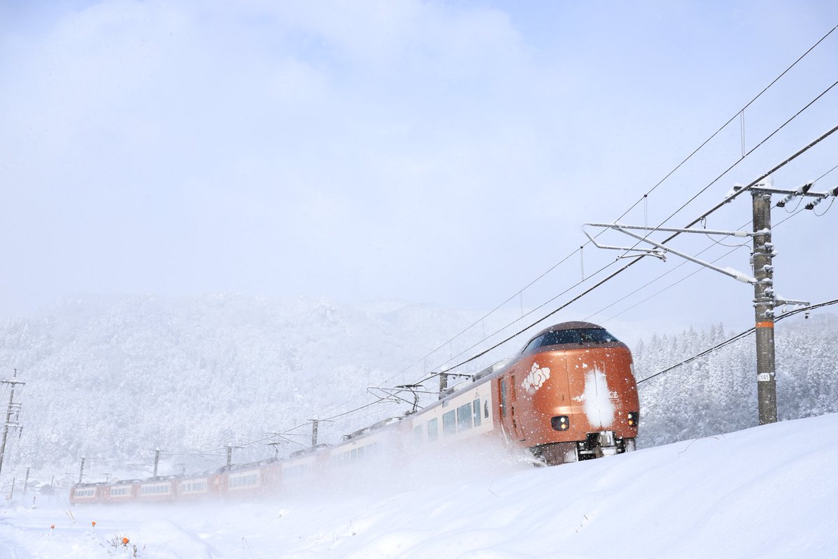 miriseproject's tweet photo. 雪を巻き上げ疾走するやくも
1003M特急やくも3号
2026/1/25
#273系 #伯備線　#寒波 #日野町　＃ネウクロ https://t.co/4ueIIAJlJx
