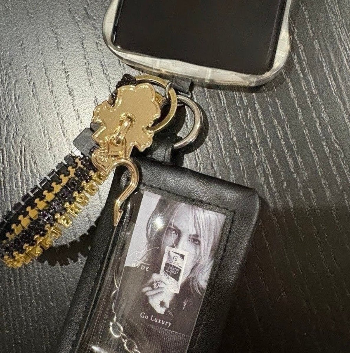 買ってすぐ付けたネックレスww HYDEさんのサインがって…めちゃくちゃ