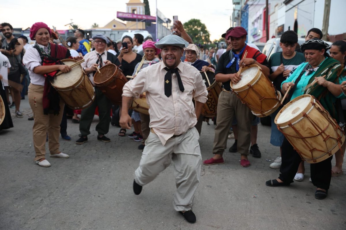 Cosquín volvió a encender su magia con la apertura del 66° Festival Nacional de #Folklore, uno de los eventos culturales más importantes de Latinoamérica.

Con una Plaza Próspero Molina renovada, el festival consolida una mirada que incorpora sostenibilidad, accesibilidad e