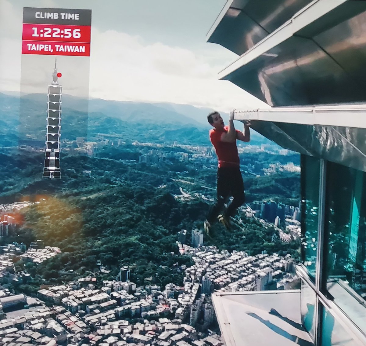 The hand, arm, and upper body strength Alex Honnold has in incredible. 

#skycrapperlive