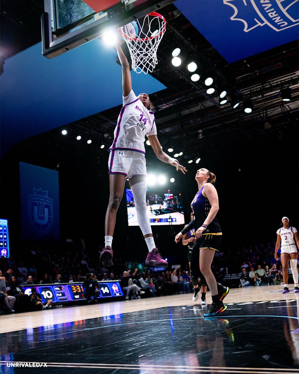 espnW's tweet image. All eyes were on Dominique Malonga on this dunk 😱 

The 20-year-old French rookie got UP 🐰