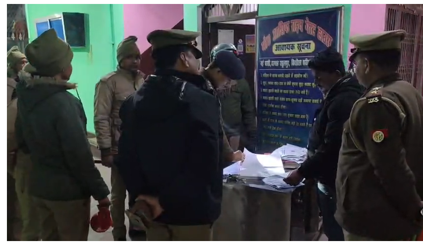 bstvlive's tweet photo. अम्बेडकरनगर : 26 जनवरी के पहले अलर्ट पर पुलिस

➡ होटल, ढाबों पर चलाया चेकिंग अभियान
➡ गेस्ट हाउस में ठहरने वालों के खंगाले डिटेल

#Ambedkarnagar #PoliceAlert #SecurityChecks @ambedkarnagrpol https://t.co/WK72rkPutd
