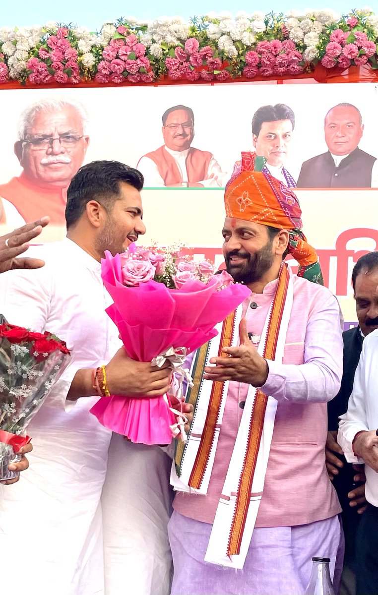 vinDeepak's tweet photo. जनसेवा के प्रति पूर्णतःसमर्पित और अपने कर्मठ व दूरदर्शी नेतृत्व से निरंतर प्रेरणा देने वाले हरियाणा के मुख्यमंत्री माननीय श्री Nayab Saini जी को जन्मदिन की हार्दिक शुभकामनाएँ
ईश्वर से आपके उत्तम स्वास्थ्य, दीर्घायु और निरंतर यशस्वी जीवन की प्रार्थना है।
#HBDayNayabJi #NayabSaini https://t.co/dny24CMiZT