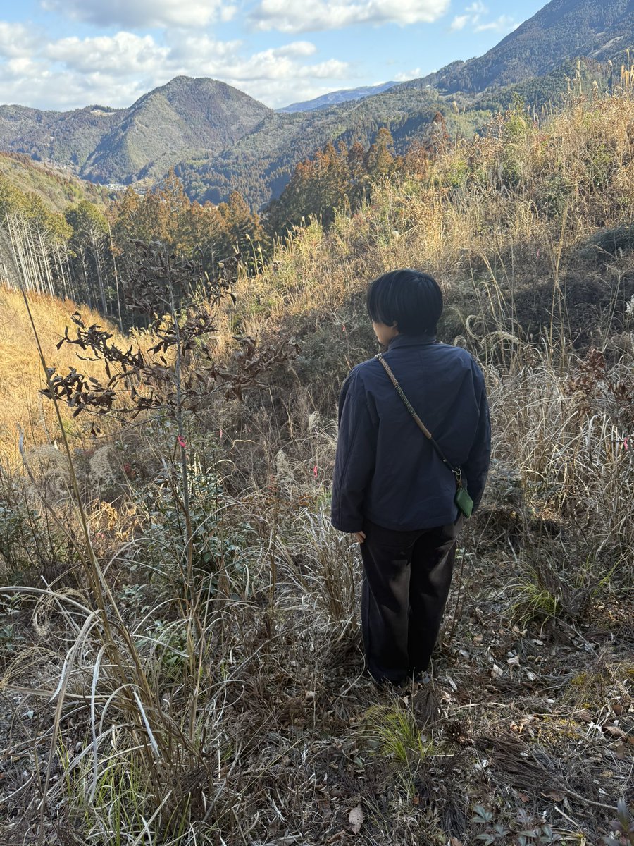 hori_shunsuke's tweet photo. 3年前に川と森で初めて造林した場所。里山の皆伐地に広葉樹をなるべく残しながら、クヌギとスギを植えた。暮らしと自然が混ざる場所で、20年後には収入を得られるような場所を目指している。3年経ちスギは2-3mに、クヌギは2mほどにスクスク育っている。切るだけでなく育てる林業も楽しいぞ！ https://t.co/LSdYARBPyM