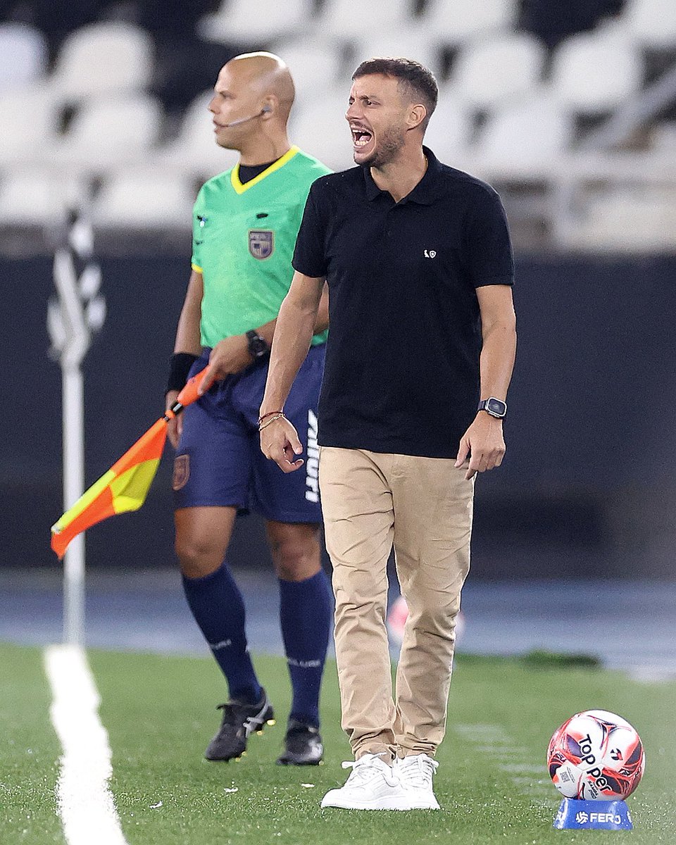 informafogo's tweet photo. “Sempre é importante ganhar, quero destacar a baliza zero. Para mim, cobro muito e falamos muito de que fechar o jogo com a baliza zerada sempre vai ser muito importante. É seguir melhorando, obviamente não consegui revisar o jogo, farei isso amanhã para saber quais coisas que temos que seguir melhorando. Acho que fizemos muito para fazer gol, acabamos fazendo de bola parada, mas assim é o futebol. No final, acaba acontecendo esse tipo de situação, um pênalti, uma falta, um escanteio... Feliz com meus jogadores, eles tentam, são corajosos, recuperam rápido a bola, sempre com vontade de fazer tudo com intensidade. Esse é nosso caminho. Agora começa o Brasileirão e temos quatro dias para seguir trabalhando.”

— Martin Anselmi